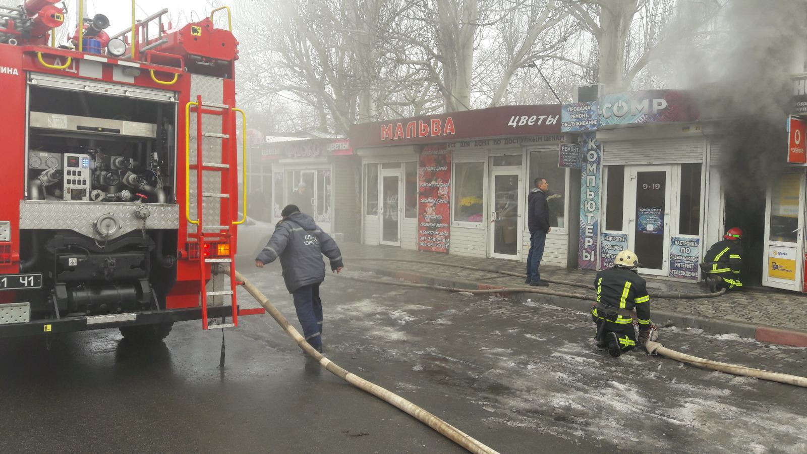 v-melitopole-na-prospekte-sgoreli-torgovye-kioski-foto