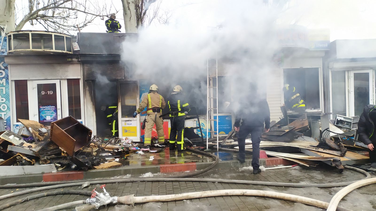 v-melitopole-na-prospekte-sgoreli-torgovye-kioski-foto