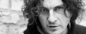 Запорожский музыкант исполнил хит Кузьмы Скрябина в годовщину его смерти