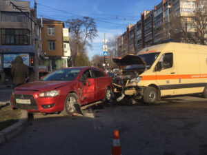 Скорая помощь с пациентом в салоне попала в ДТП в Запорожье, (ВИДЕО)