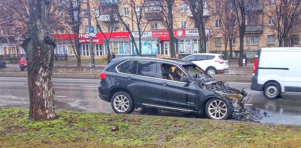 na-pobede-vozle-peshehodnogo-perehoda-sgorela-inomarka-foto