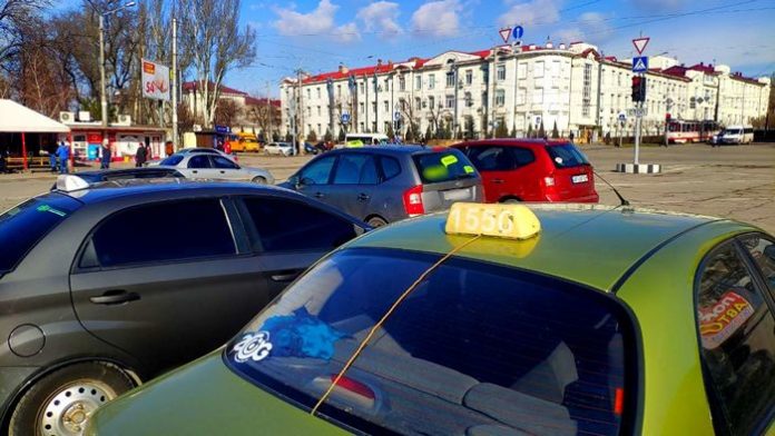 taksisty-provedut-massovuyu-aktsiyu-protesta-v-zaporozhe