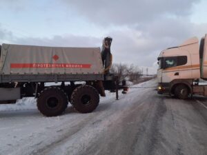 В Запорожской области за сутки спасатели вытащили из кюветов 36 авто и спасли 54 человека, ФОТО