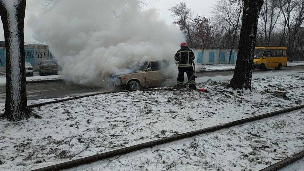 v-tsentre-zaporozhya-spasateli-tushili-avtomobil