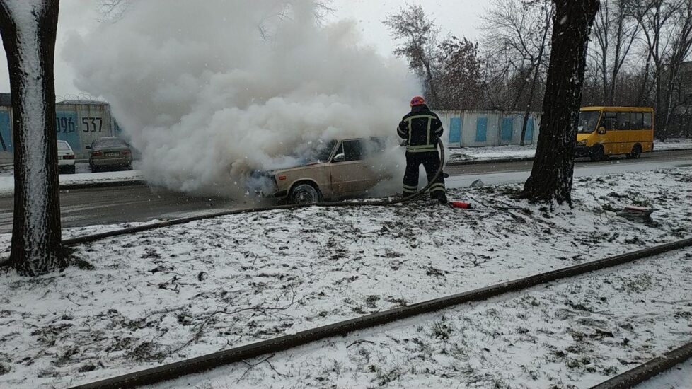v-tsentre-zaporozhya-spasateli-tushili-avtomobil