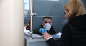 В Запорожье пассажиры из Стамбула прошли санитарную проверку