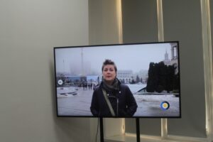 В Запорожье заработала инсталляция «Вмісти своє життя у валізу»