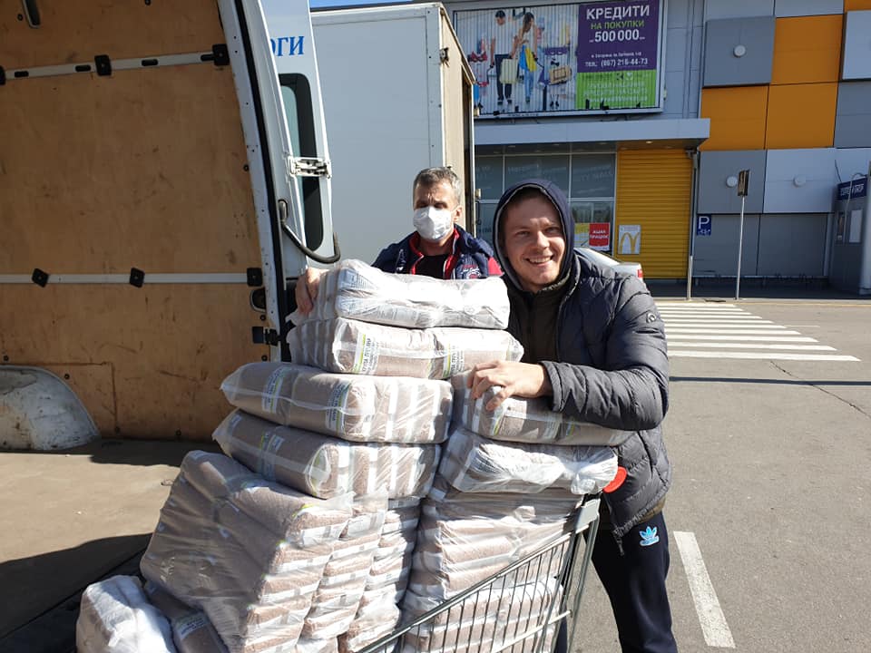 V Zaporozh'ye sobrali pervyye produktovyye nabory dlya pomoshchi odinokim pensioneram