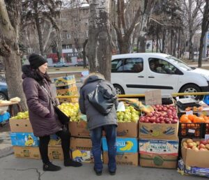 В спальном районе Запорожья провели рейд по стихийным рынкам – подробности