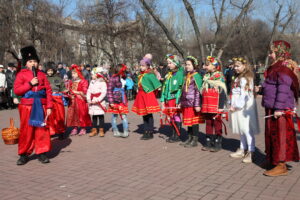 Крафтовая ярмарка и бои «Лава на лаву»: как в Запорожье Масленицу отмечали