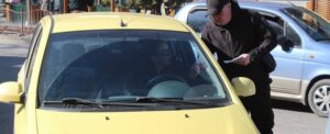 Парковка автомобилей возле остановок мешает работе общественного транспорта в Запорожье