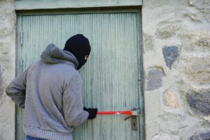 Кризис активирует мошенников: как запорожцам защитить себя и свои дома на карантине