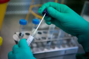 Двух пациенток из запорожского общежития, которые находятся на обсервации, подключили к кислородному аппарату