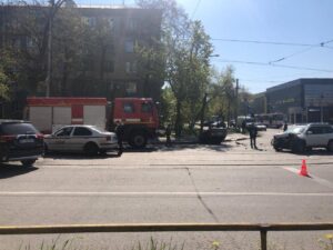 В центре Запорожья «Ланос» перевернулся на крышу: фото с места происшествия