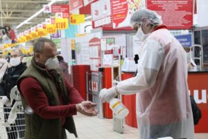 В Запорожье перед входом в супермаркет “Ашан” развернули санитарный пункт 