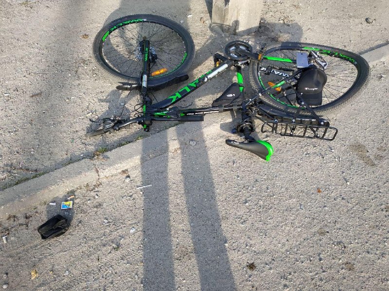 Vchera v Zaporozh'ye avtomobil' Mazda sbil velosipedista: postradavshiy v tyazhelom sostoyanii