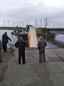 В Днепропетровской области рухнул мост (ФОТО)