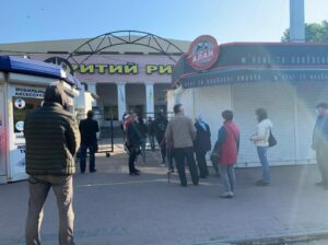 В первый день работы рынков в Запорожье на входах образовались огромные очереди (ВИДЕО)