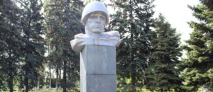 В Шевченковском районе возложили цветы к памятным мемориалам, – фото