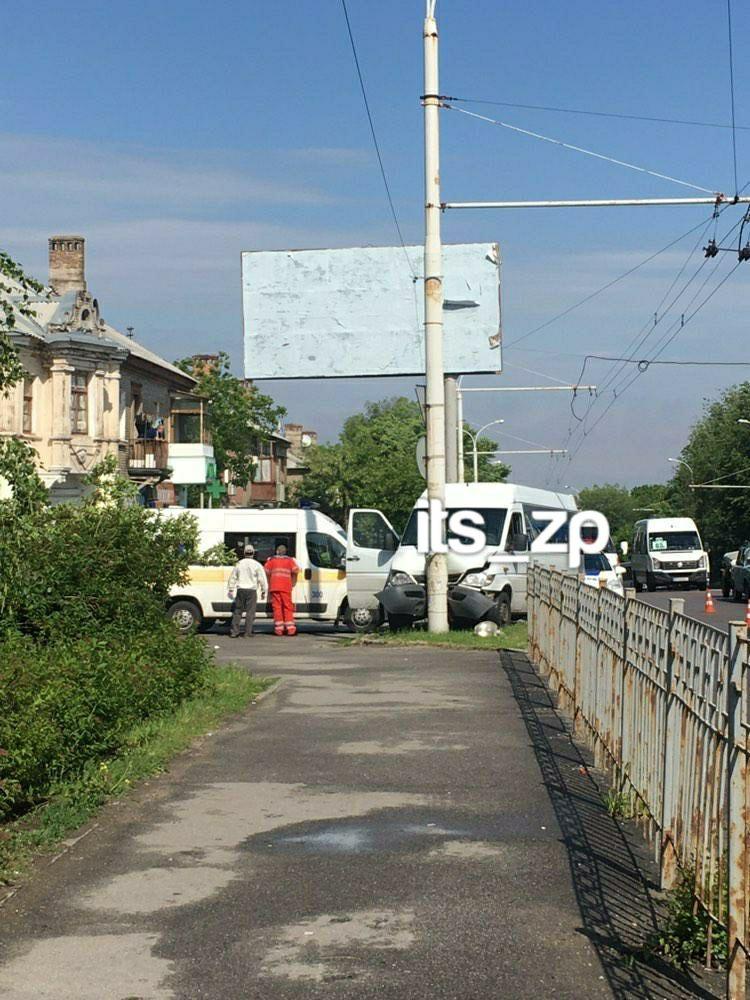 Na Yuzhnom rynke marshrutka vrezalas' v stolb (FOTO)