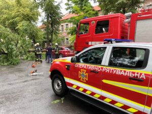 В Запорожье привлекли две бригады спасателей для ликвидации последствий штормовой погоды 