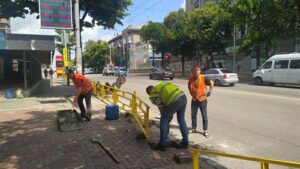 В Запорожье возле рынка Анголенко установили ограждение вдоль дороги