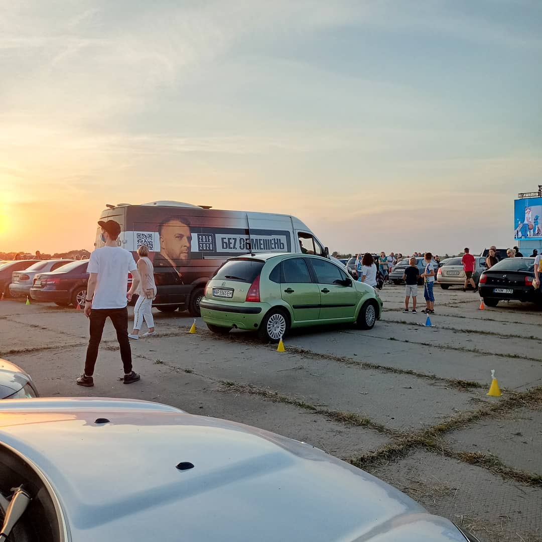 Na aerodrome Shirokoye pod Zaporozh'yem proshel kontsert gruppy BEZ OBMEZHEN'