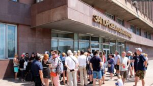 Запорожцы вышли на акцию протеста против дистанционного образования в школе 