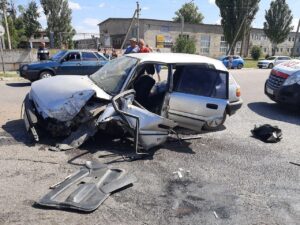 В Запорожской области произошло ДТП: водителя зажало конструкциями автомобиля, – фото 