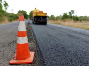В Службе автомобильных дорог прокомментировали ситуацию со сбросом асфальта в реку