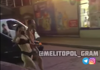 V Melitopole paren' s devushkoy prishli v supermarkete v nizhnem bel'ye i maskakh (VIDEO)