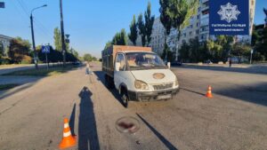 В Коммунарском районе водитель на грузовике сбил женщину с ребенком 