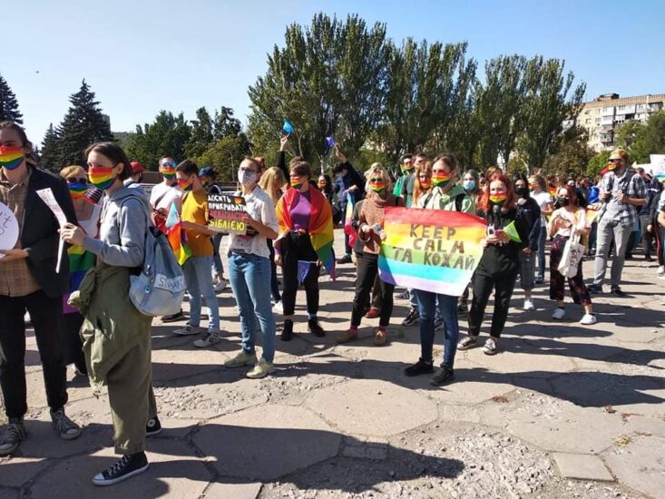 V Zaporozh'ye proveli parad LGBT, - politsii i voyennykh prishlo bol'she chem uchastnikov