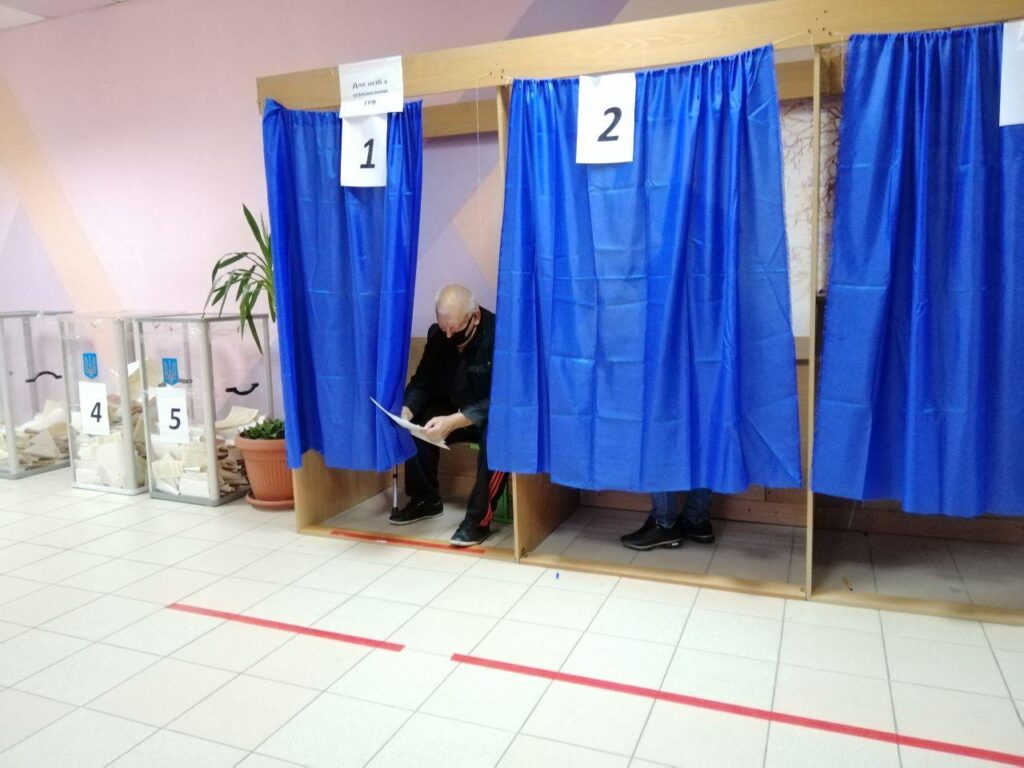 В Запорожье плакаты о кандидатах повесили не на всех участках