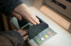“Боргова яма”: як українці опинилися у пастці мікрокредитів