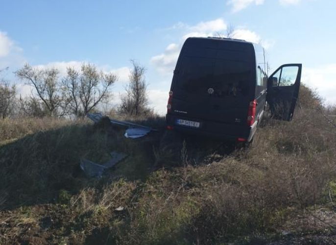На трассе под Запорожьем маршрутка с пассажирами попала в ДТП