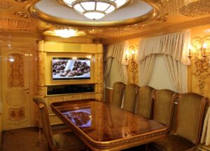 «Укрзалізниця» представила для проезда VIP вагоны, которые оборудованы ванной, кухней, залом отдыха и спальней