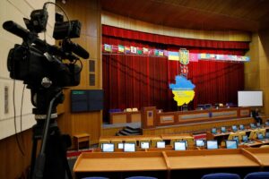В Запорожском облсовете находится группа неизвестных людей с оружием