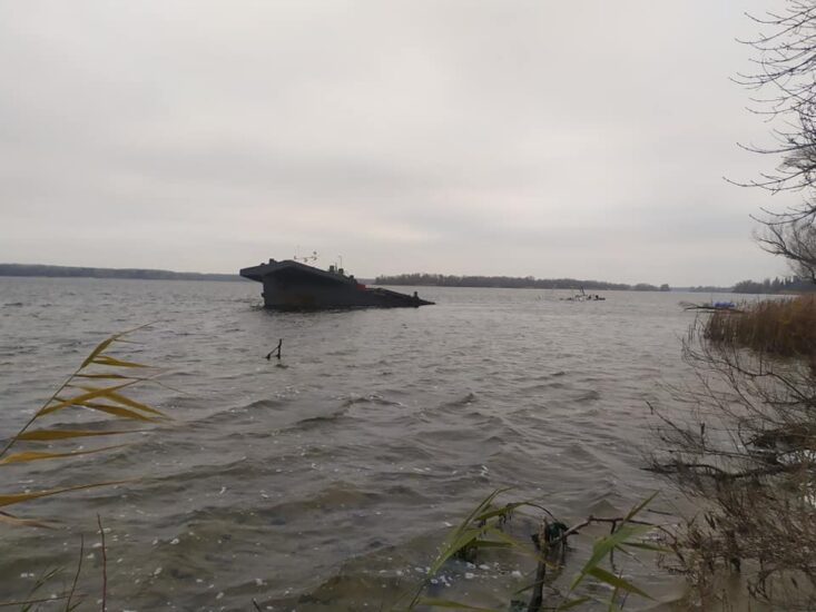 Под Запорожьем возле берега затонула самоходная баржа