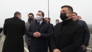 Президент Украины проинспектировал новый мост в Запорожье