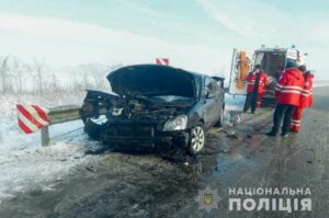 На запорожской трассе легковой автомобиль врезался в грузовик