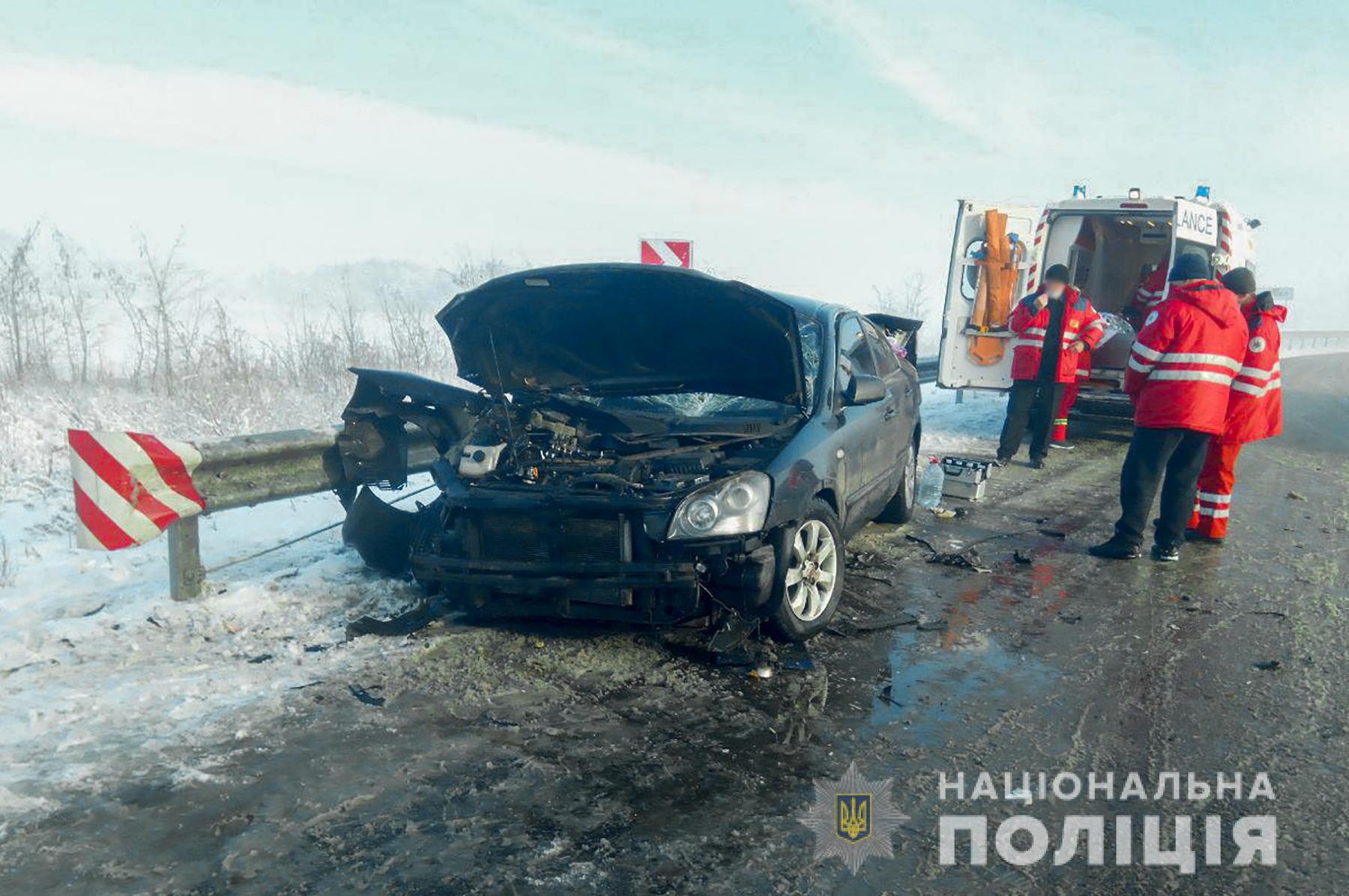 На запорожской трассе легковой автомобиль врезался в грузовик