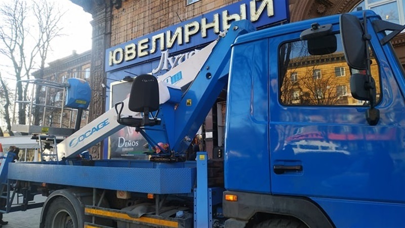 В центре Запорожья принудительно демонтировали вывеску ювелирного магазина