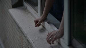 В Запорожье 13-летний парень выпрыгнул из окна и погиб