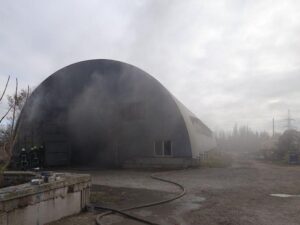 17 пожарных тушили ангар в Шевченковском районе Запорожья