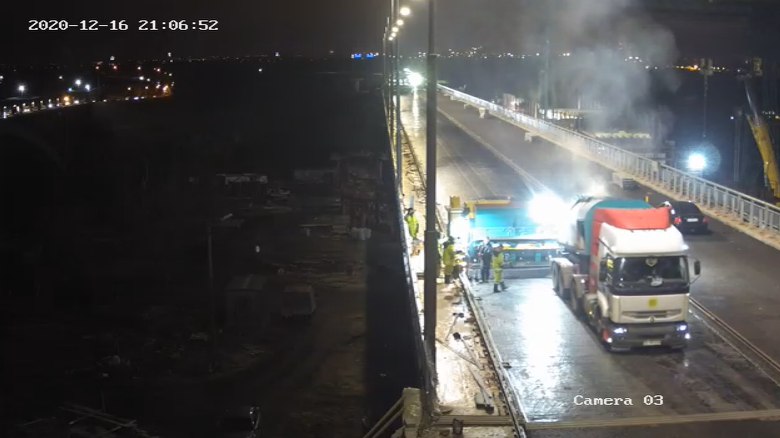 На новом запорожском мосту установили современное освещение