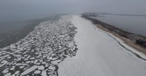 Азовское море покрылось слоем льда, – видео