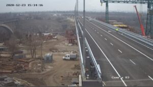 На новом запорожском мосту нанесли дорожную разметку