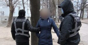 Апелляционный суд оставил под арестом женщину, которая заставляла сына попрошайничать