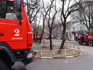 В центре Запорожья ликвидировали очаг возгорания в 12-этажном доме, – фото